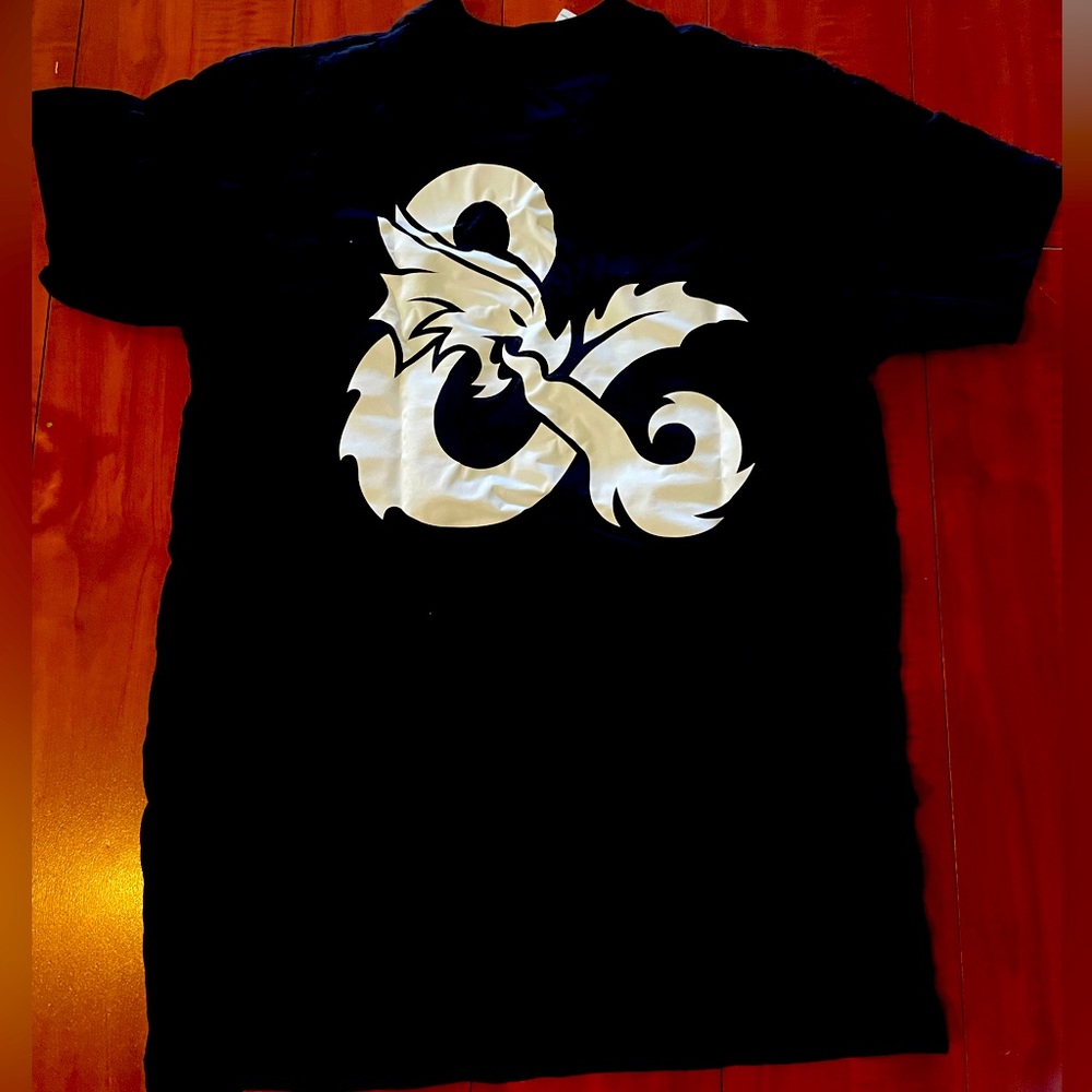 Dungeons & Dragons shirt w/ glass mug